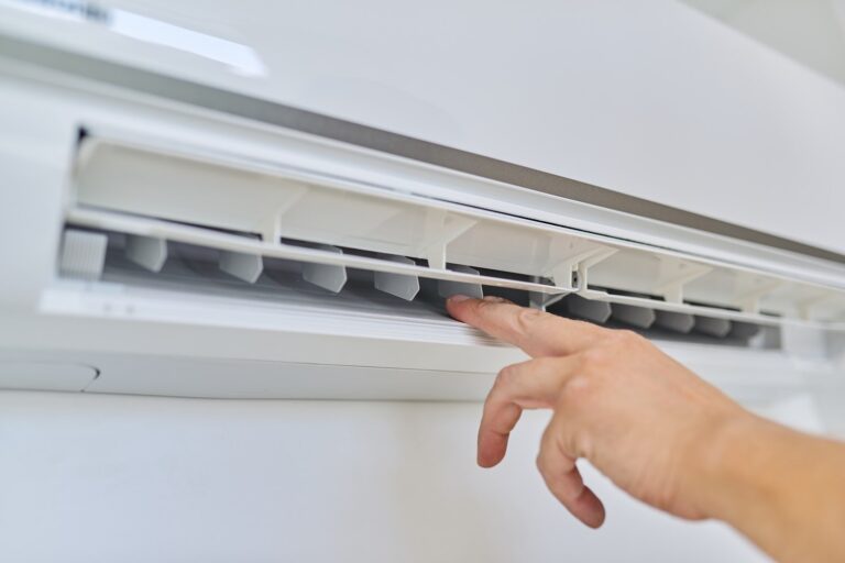 Feeling the air temperature coming from an air conditioner - Emac Air Conditioning